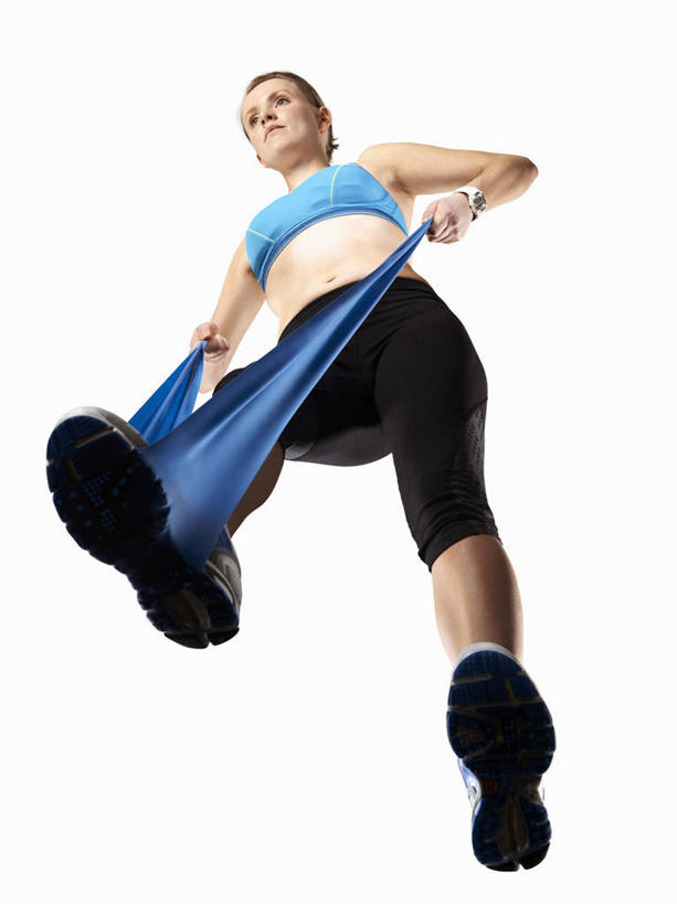 西方人,一个人,站,拉,竖图,室内,白天,白色背景,仰视,欧洲,欧洲人,仅一个年轻女性,仅一个女性,仅一个人,握,服装,背心,拿,拿着,注视,运动器械,衣服,蓝色,观察,看,站着,健身器械,握着,摄影,服饰,影棚,观看,张开双腿,察看,衣着,穿着,关注,健身器材,阻力带,衣饰,展开双腿,露脐装,年轻女性,女人,女性,白种人,站立,彩图,低角度拍摄,全身,影棚拍摄,拍摄,运动器材,伸展双腿