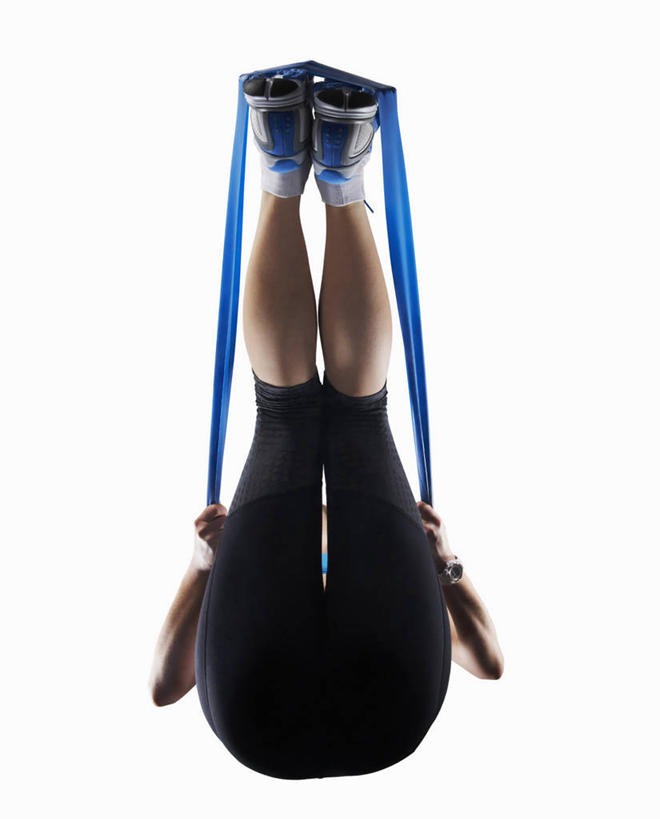 西方人,一个人,拉,竖图,室内,白天,白色背景,仰视,运动服,欧洲,欧洲人,仅一个年轻女性,仅一个女性,仅一个人,服装,运动器械,踩,衣服,蓝色,踩着,健身器械,摄影,服饰,影棚,衣着,穿着,健身器材,阻力带,衣饰,年轻女性,女人,女性,白种人,彩图,低角度拍摄,全身,影棚拍摄,拍摄,运动器材,运动装