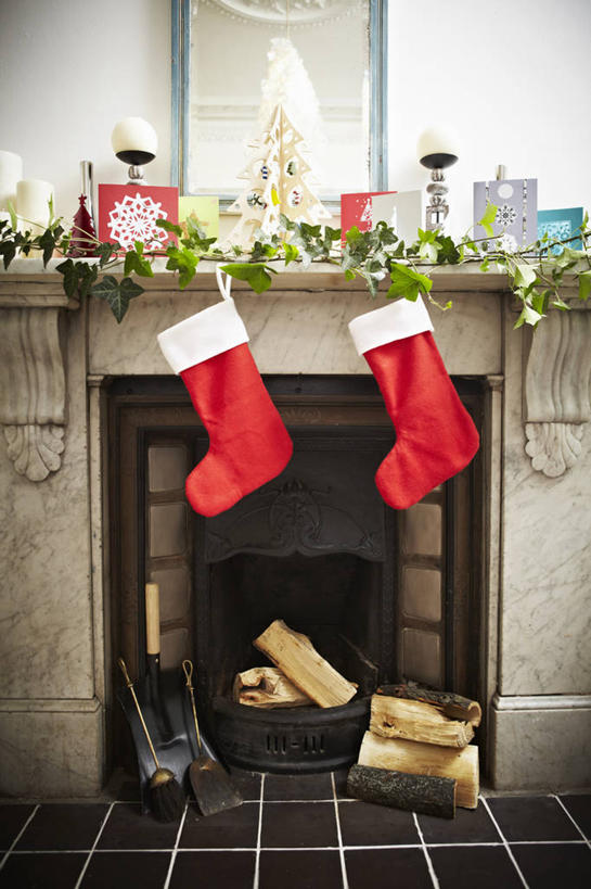 无人,客厅,竖图,室内,白天,正面,建材,壁炉,建筑,圣诞节,吊挂,悬挂,节日,庆祝,材料,木板,木材,挂,文化,圣诞袜,袜子,木柴,取暖,庆典,建造,木料,纪念,起居室,客堂,彩图,取暖设备
