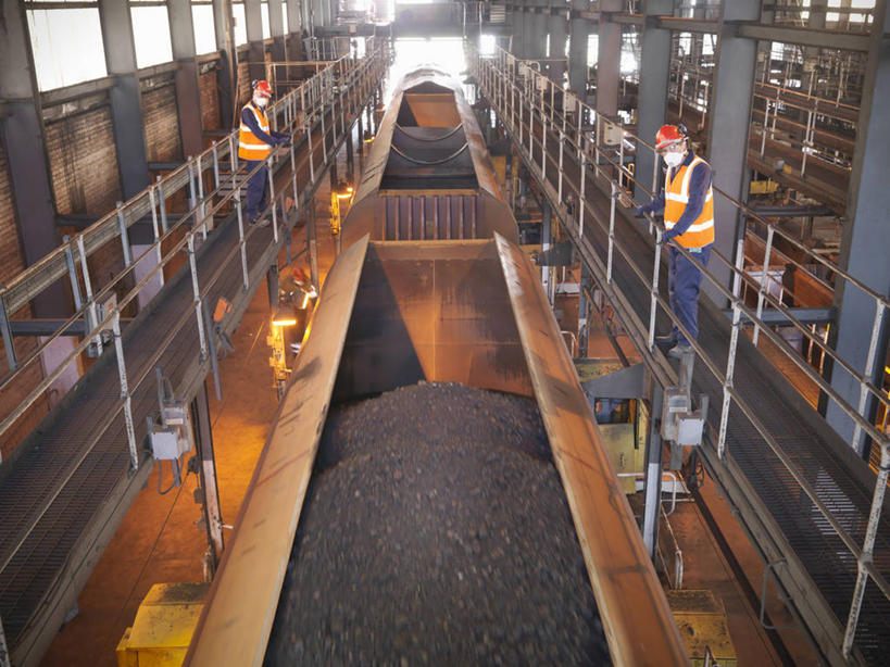 西方人,两个人,伙伴,朋友,工厂,站,横图,俯视,室内,白天,工作服,制服,友谊,合作,团队,煤炭,卡车,微型货车,帽子,欧洲,欧洲人,一堆,许多,堆叠,堆积,服装,头盔,集装箱,很多,注视,工人,衣服,安全帽,交通工具,低头,观察,看,站着,战略,服饰,集装箱车,能源,观看,堆,货车,燃料,察看,衣着,穿着,关注,载具,煤,能量,货运车,联合,合谋,垂头,工作制服,衣饰,煤矿,矿业,化石燃料,配合,协作,男人,男性,年轻男性,中年男性,白种人,载重汽车,站立,彩图,高角度拍摄,全身,工作套服,工地,制造厂,安全服,反光背心,反光服,反光衣