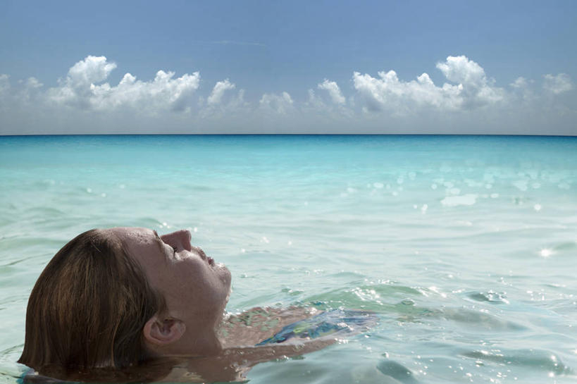 西方人,一个人,躺,闭眼,横图,室外,白天,侧面,泳装,比基尼,海浪,海洋,欧洲,欧洲人,仅一个年轻女性,仅一个女性,仅一个人,波纹,浪花,水平线,云,云朵,辽阔,海平线,涟漪,云彩,蓝色,白云,蓝天,水纹,天空,海水,波浪,天,广阔,晴朗,一望无际,海景,水晕,无边无际,一马平川,卧着,年轻女性,女人,女性,白种人,大海,风浪,海,海水的波动,近岸浪,涌浪,晴空,闭眼睛,闭着眼,闭着眼睛,躺着,卧,半身,彩图,三点式,泳衣,水天相接,水天一线