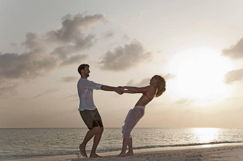 西方人,两个人,握手,笑,微笑,露齿笑,横图,室外,白天,侧面,泳装,比基尼,爱情,海浪,海洋,日落,沙滩,太阳,欧洲,欧洲人,阴影,服装,光线,沙子,影子,海岸,浪花,水平线,晚霞,霞光,云,云朵,落日,辽阔,海平线,沙地,浪漫,云彩,注视,休闲装,旋转,光脚,衣服,白云,阳光,海水,黄昏,观察,看,休闲,广阔,温暖,温馨,赤脚,休闲服,彩霞,恩爱,恋人,服饰,观看,一望无际,和睦,察看,关注,海景,扭转,无边无际,一马平川,夕照,薄暮,男人,男性,年轻男性,年轻女性,女人,女性,白种人,情侣,大海,风浪,海,海水的波动,海滩,近岸浪,涌浪,夕阳,搀手,拉手,手拉手,手握手,彩图,全身,三点式,泳衣,傍晚,伴侣,融洽,水天相接,水天一线,斜阳