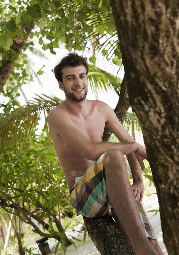 西方人,一个人,坐,笑,微笑,露齿笑,竖图,室外,白天,正面,沙滩,植物,叶子,欧洲,欧洲人,仅一个男性,仅一个人,阴影,短裤,裤子,朦胧,模糊,光线,沙子,影子,海岸,绿叶,枝条,沙地,注视,裸露,树,树木,树枝,仅一个年轻男性,阳光,观察,看,嫩叶,沙滩裤,观看,察看,关注,裸,虬枝,枝杈,男人,男性,年轻男性,白种人,叶,叶片,海滩,坐着,半身,彩图