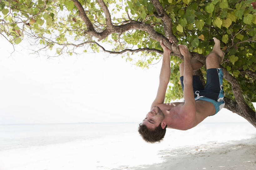 西方人,一个人,抱,横图,室外,白天,正面,海浪,海洋,沙滩,植物,叶子,欧洲,欧洲人,仅一个男性,仅一个人,吊挂,悬挂,阴影,短裤,裤子,朦胧,模糊,光线,沙子,影子,海岸,浪花,绿叶,枝条,沙地,挂,注视,光脚,裸露,树,树木,树枝,仅一个年轻男性,阳光,海水,观察,看,赤脚,嫩叶,沙滩裤,抱着,观看,察看,搂着,关注,裸,海景,虬枝,枝杈,男人,男性,年轻男性,白种人,叶,叶片,大海,风浪,海,海水的波动,海滩,近岸浪,涌浪,搂,搂抱,彩图,全身