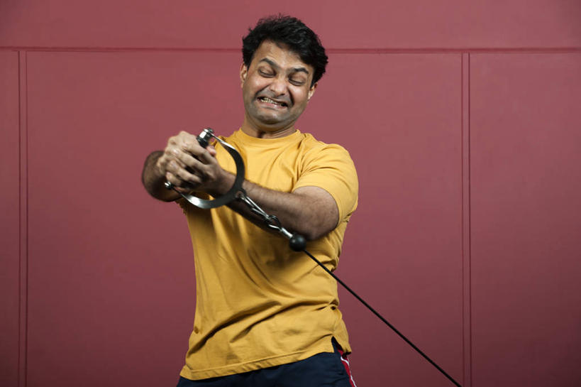 西方人,一个人,健身房,站,横图,室内,白天,正面,运动服,锻炼,运动,欧洲,欧洲人,仅一个男性,仅一个人,仅一个中年男性,握,咬,用力,阴影,服装,反射,影子,墙,注视,娱乐,运动器械,墙壁,墙面,衣服,黄色,红色,观察,看,站着,享受,休闲,健身器械,放松,握着,服饰,观看,咬着,察看,衣着,穿着,关注,使劲,健身器材,拉力器,室内运动,衣饰,男人,男性,中年男性,白种人,站立,半身,彩图,健身,健身馆,运动器材,运动装