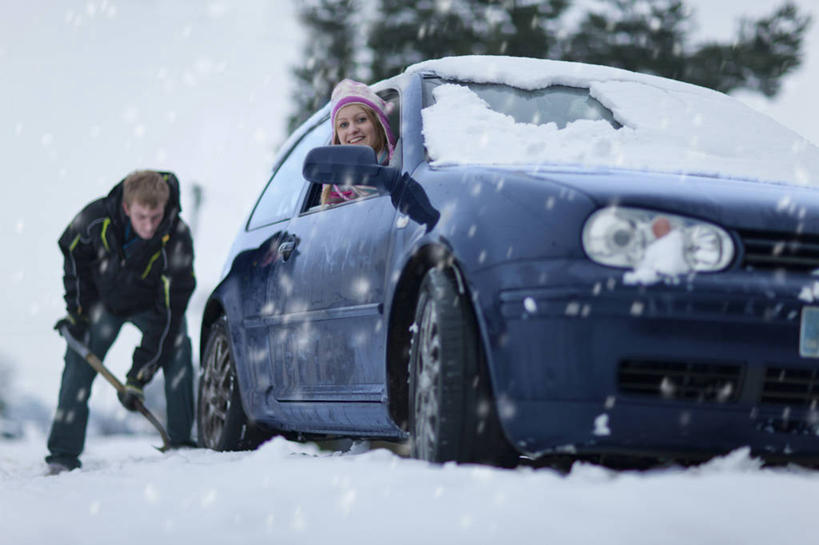 西方人,两个人,站,坐,横图,室外,白天,正面,爱情,雪,植物,大雪,汽车,欧洲,欧洲人,一辆,弯腰,服装,装饰,积雪,雪景,冬季,冬天,浪漫,注视,车,树,树木,衣服,蓝色,绿色,蓝天,天空,自然,手套,交通工具,轿车,天,观察,看,站着,温暖,温馨,恩爱,寒冷,恋人,服饰,生长,晴朗,成长,观看,羽绒服,保暖,华丽,点缀,和睦,察看,御寒,关注,载具,万里无云,弯身,衬托,美观,雅致,雅观,严寒,除雪板,除雪铲,清雪板,清雪铲,扫雪板,扫雪铲,推雪板,推雪铲,冬装,男人,男性,年轻男性,年轻女性,女人,女性,白种人,情侣,晴空,晴空万里,站立,坐着,半身,彩图,伴侣,融洽