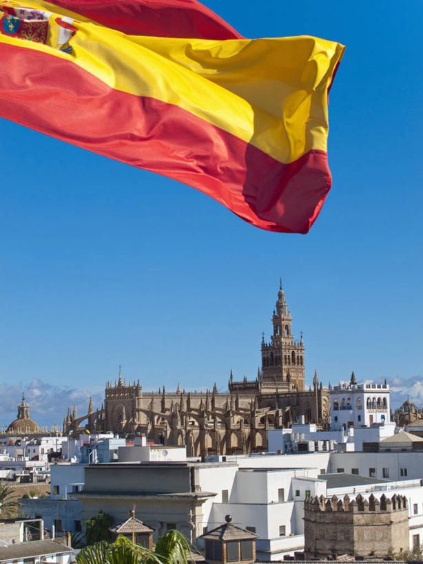 无人,家,教堂,竖图,室外,白天,正面,旅游,度假,标志建筑,地标,建筑,旗帜,国旗,西班牙,欧洲,阴影,节日,飘扬,光线,影子,房屋,屋子,文化,娱乐,建设,楼房,安达卢西亚,塞维利亚,住宅,蓝色,蓝天,天空,阳光,天,祈祷,享受,休闲,健康,旅游胜地,放松,许愿,宗教,信仰,晴朗,纪念,飘逸,祈求,南欧,飞扬,安达鲁西亚,信念,万里无云,首府,西班牙王国,安达卢西亚自治区,平安,西班牙国旗,旗,晴空,晴空万里,彩图,房子,大教堂,礼拜堂