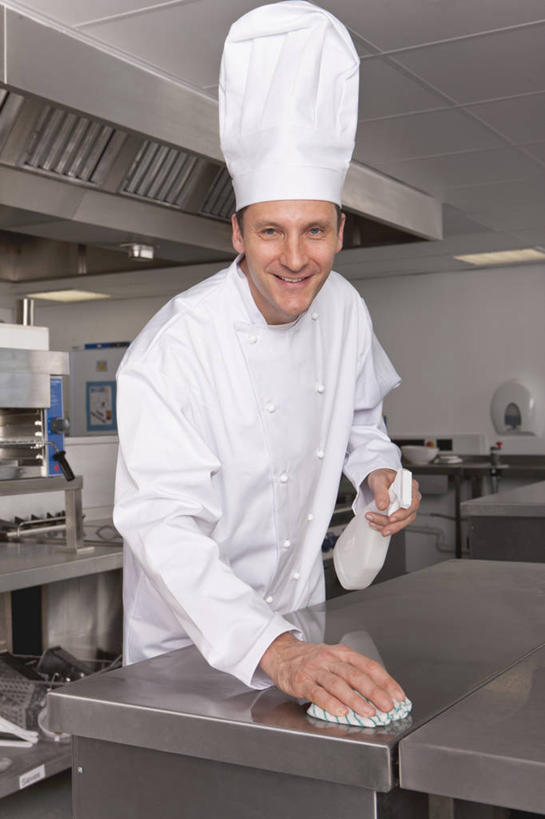 西方人,一个人,厨师,站,笑,微笑,竖图,室内,白天,正面,工作服,制服,安全,厨房,桌面,桌子,帽子,纺织品,欧洲,欧洲人,仅一个男性,仅一个人,仅一个中年男性,擦,抚摸,阴影,反射,布,影子,墙,织物,注视,抹布,墙壁,墙面,瓶子,塑料制品,观察,看,清洁,站着,塑料瓶,擦拭,观看,洗洁精,察看,关注,厨师帽,去污,一顶,洁净,工作制服,洗涤剂,揩擦,拭,男人,男性,中年男性,白种人,厨师长,厨子,大厨,主厨,站立,半身,彩图,工作套服,灶间,厨房料理台,除菌,洁洁灵,清洗液,洗涤灵,轻抚,料理台