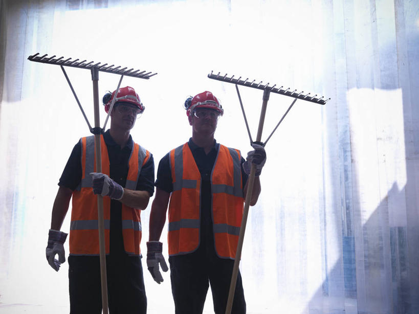 西方人,两个人,同事,建筑工人,站,笑,微笑,横图,室内,白天,正面,工作服,制服,安全,成功,合作,团队,集体,信心,窗户,窗帘,落地窗,帽子,欧洲,欧洲人,握,朦胧,模糊,装饰,头盔,眼镜,耕田,防护,背光,拿,拿着,注视,队伍,玻璃窗,工人,帘子,安全帽,手套,建筑工地,观察,看,站着,遮阳,握着,观看,护目镜,保护,华丽,修饰,点缀,钉耙,察看,领导,成就,关注,保险,合伙,领袖,种田,逆光,农具,保全,周全,安稳,安定,衬托,美观,雅致,雅观,防护手套,地盘,建筑地盘,施工地盘,安全防护眼镜,耕具,工作制服,平安,男人,男性,中年男性,白种人,员工,建筑工,站立,半身,彩图,工作套服,工地,匠人,劳动者,体力工,防护眼镜