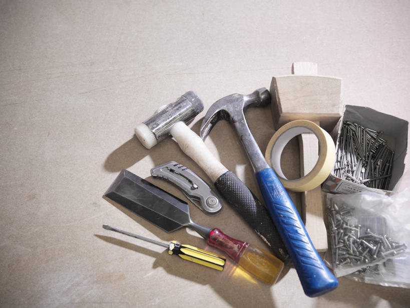 无人,横图,俯视,室内,特写,白天,桌面,桌子,静物,金属制品,一堆,许多,连接,敲打,堆叠,堆积,组合,金属,木制,锤子,钉子,工具,榔头,办公用品,很多,文具,木制品,堆,螺丝刀,起子,链接,办公设备,文具用品,五金,凿子,变形,紧固,拼接,矫正,拼凑,胶布,塑形,透明胶,拼合,凑集,聚合,撮合,链结,牢固,文化工具,改锥,黏胶,对象,彩图,高角度拍摄,东西
