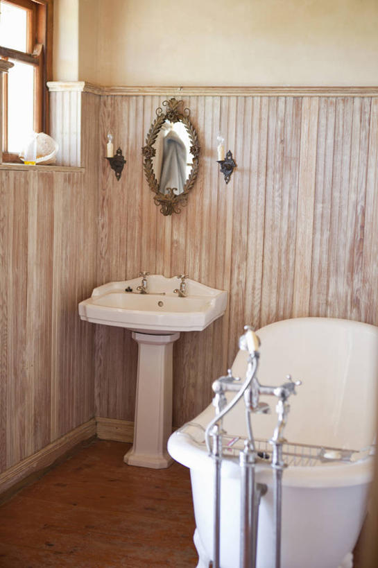 无人,家,竖图,室内,白天,正面,化妆,美容,别墅,窗户,地板,家具,镜子,卫生间,洗手间,浴室,装修,建筑,欧式,装饰,反射,木制,水槽,水龙头,房屋,墙,屋子,公寓,地面,豪华,建设,现代,水斗,装潢,洋房,楼房,开关,木地板,玻璃窗,墙壁,墙面,住宅,化妆镜,木制品,室内装潢,浴缸,打开,样板房,明亮,阀门,镜像,舒适,家居装潢,开启,镜面,房屋设计,地中海风格,古典风格,简约风格,卫浴设备,室内设计,宽敞,样板房装潢,光学,水咀,水管装置,设计,厕所,淋浴房,彩图,冲凉房,房子,沐浴间,沐浴室