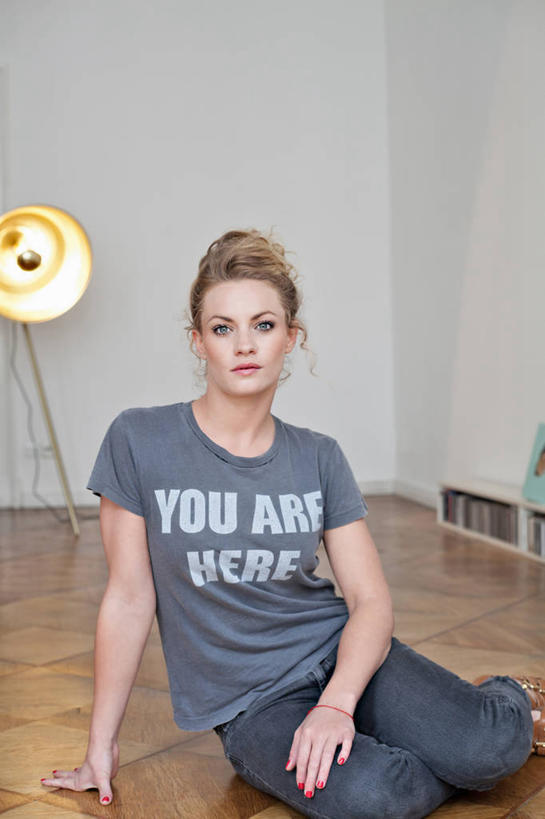 西方人,一个人,坐,竖图,室内,白天,正面,地板,照明,欧洲,欧洲人,仅一个女性,仅一个人,撑,服装,墙,地面,扭头,注视,休闲装,木地板,墙壁,墙面,衣服,灯具,扶,观察,看,转头,仅一个中年女性,休闲,休闲服,摄影,服饰,影棚,观看,照亮,察看,撑着,扶着,照明设备,关注,摄影灯,影棚灯,女人,女性,中年女性,白种人,坐着,半身,彩图,影棚拍摄,拍摄