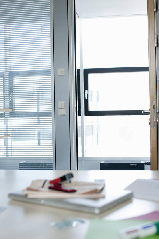 无人,办公室,竖图,室内,白天,正面,窗户,家具,落地窗,门,桌子,连接,组合,朦胧,模糊,材料,档案,文件,办公桌,办公用品,订书机,玻璃窗,资料,门框,链接,装订,拼接,杠杆,拼凑,文档,订书器,办公家具,拼合,凑集,聚合,撮合,链结,缝合,彩图