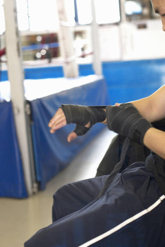 西方人,手,一个人,拳击手,健身房,栏杆,坐,竖图,室内,特写,白天,侧面,运动服,锻炼,比赛,运动,拳击,窗户,欧洲,欧洲人,双手,仅一个男性,仅一个人,握,阴影,服装,朦胧,模糊,反射,纱布,影子,墙,台子,围栏,场地,护栏,玻璃窗,墙壁,墙面,仅一个年轻男性,衣服,白色,绳子,手部,治疗,握着,服饰,绳索,固定,医疗,衣着,穿着,拳击台,止血,衣饰,体育,男人,男性,年轻男性,白种人,拳击家,拳击运动员,绷带,坐着,半身,彩图,健身,健身馆,运动装