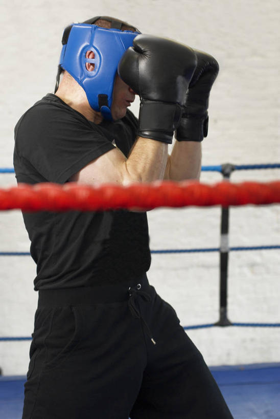 西方人,一个人,拳击手,健身房,栏杆,站,竖图,室内,白天,侧面,运动服,锻炼,安全,比赛,运动,拳击,帽子,欧洲,欧洲人,仅一个男性,仅一个人,握,阴影,服装,反射,头盔,影子,墙,台子,围栏,防护,拳击手套,运动器械,场地,护栏,墙壁,墙面,仅一个年轻男性,衣服,白色,黑色,安全帽,绳子,手套,握拳,站着,健身器械,握着,遮,遮掩,服饰,保护,绳索,掩盖,遮挡,衣着,穿着,保险,健身器材,遮盖,拳击台,保全,周全,安稳,安定,防护手套,掩饰,衣饰,平安,体育,男人,男性,年轻男性,白种人,拳击家,拳击运动员,站立,半身,彩图,健身,健身馆,运动器材,运动装