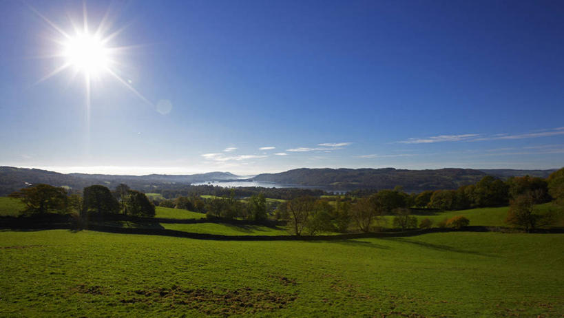 无人,公园,横图,室外,白天,正面,旅游,度假,草地,草坪,美景,山,山脉,太阳,植物,英国,欧洲,阴影,光线,影子,景观,山峰,云,云朵,山峦,云彩,娱乐,英格兰,草,树,树木,蓝色,绿色,白云,蓝天,天空,阳光,自然,群山,天,享受,休闲,景色,放松,生长,晴朗,成长,国家公园,西欧,自然风光,大不列颠,大不列颠及北爱尔兰联合王国,英吉利,坎布里亚,坎布里亚郡,湖区,湖区国家公园,英国湖区国家公园,晴空,彩图,镜头光晕,透镜闪耀,眩光,行政区,大不列颠王国,大英帝国,联合王国,日不落帝国,西北英格兰