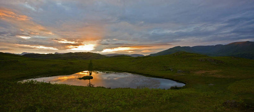 无人,公园,横图,室外,白天,正面,旅游,度假,草地,草坪,湖,湖泊,美景,日落,山,山脉,水,植物,英国,欧洲,湖面,景观,山峰,水流,水面,晚霞,霞光,云,云朵,落日,山峦,云彩,娱乐,英格兰,草,树,树木,蓝色,绿色,白云,蓝天,天空,自然,黄昏,湖水,群山,天,享受,休闲,景色,彩霞,放松,生长,晴朗,成长,沼泽,国家公园,西欧,自然风光,大不列颠,大不列颠及北爱尔兰联合王国,池沼,夕照,英吉利,薄暮,坎布里亚,坎布里亚郡,湖区,湖区国家公园,英国湖区国家公园,晴空,夕阳,彩图,傍晚,行政区,大不列颠王国,大英帝国,联合王国,日不落帝国,西北英格兰,斜阳