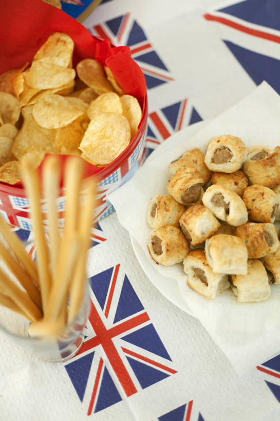 点心,面包,无人,竖图,俯视,室内,特写,白天,烹饪,餐桌,桌子,蔬菜,土豆,杯子,餐具,旗帜,国旗,一堆,许多,阴影,堆叠,堆积,新鲜,反射,碟子,盘,影子,塑料,香肠,油炸,料理,食品,面点,菜肴,美食,玻璃制品,食物,糕点,排列,一个,红色,盘子,容器,水杯,塑料制品,英国国旗,碟,碗,佳肴,有机食品,绿色食品,单个,餐台,储藏,堆,米字旗,储存,队列,小圆面包,馍馍蛋,玻璃杯,旗,洋芋,山药蛋,马铃薯,彩图,高角度拍摄,炸土豆片,贮存