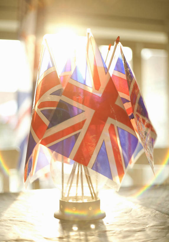 无人,竖图,室内,特写,白天,正面,餐桌,窗户,天花板,桌子,旗帜,国旗,一堆,许多,阴影,堆叠,堆积,光线,影子,玻璃窗,白色,阳光,英国国旗,餐台,堆,米字旗,旗,彩图,镜头光晕,透镜闪耀,眩光