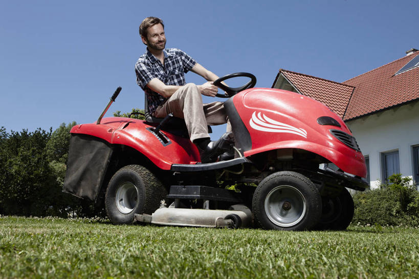 西方人,胡须,一个人,家,坐,笑,微笑,露齿笑,横图,室外,白天,仰视,草地,草坪,植物,别墅,欧洲,欧洲人,仅一个男性,仅一个人,仅一个中年男性,握,阴影,服装,光线,工具,影子,房屋,屋子,公寓,注视,休闲装,洋房,楼房,住宅,草,树,树木,一个,衣服,红色,蓝色,绿色,蓝天,天空,阳光,自然,天,观察,看,休闲,休闲服,器械,握着,服饰,生长,晴朗,单个,成长,观看,割草机,察看,切割,关注,锄草,除草机,农具,万里无云,耕具,修整,男人,男性,中年男性,白种人,胡子,络腮胡,晴空,晴空万里,坐着,彩图,低角度拍摄,全身,房子,草坪修剪机,剪草机