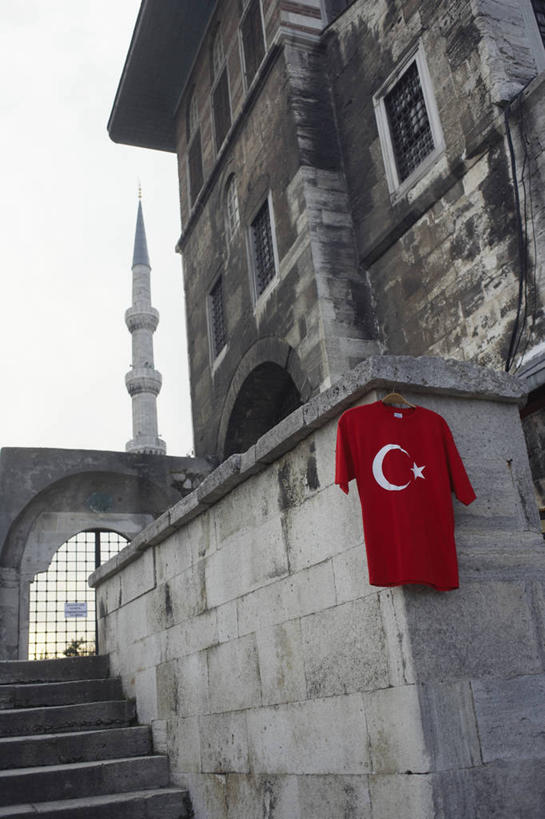 无人,竖图,室外,白天,仰视,旅游,度假,石头,楼梯,标志建筑,地标,建筑,旗帜,国旗,土耳其,亚洲,吊挂,悬挂,服装,节日,石子,阶梯,墙,首都,挂,休闲装,文化,娱乐,建设,墙壁,墙面,台阶,衣服,红色,祈祷,享受,休闲,健康,休闲服,旅游胜地,放松,许愿,宗教,服饰,信仰,纪念,祈求,伊斯兰教,清真寺,西亚,伊斯坦布尔,土耳其国旗,平安,旗,石块,彩图,低角度拍摄,土耳其共和国