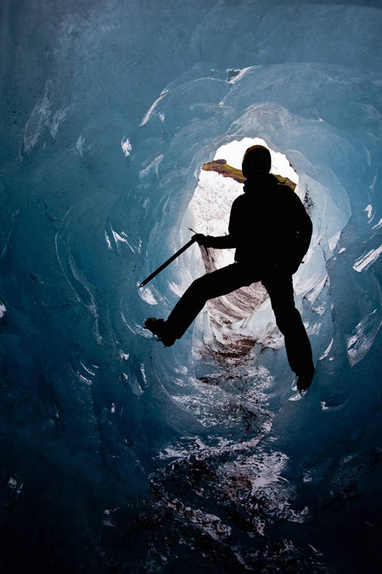 东方人,一个人,攀登,竖图,室外,白天,仰视,锻炼,旅游,度假,运动,攀岩,冰山,美景,山,帽子,亚洲,仅一个女性,仅一个人,阴影,服装,光线,头盔,影子,冰,洞,景观,山峰,山峦,背光,休闲装,黄种人,娱乐,运动器械,极限运动,冰川,衣服,红色,阳光,自然,安全帽,仅一个中年女性,享受,休闲,休闲服,爬,景色,放松,寒冷,服饰,洞穴,冰冷,自然风光,室外运动,户外运动,冰河,逆光,穴,严寒,冰凉,酷寒,凛冽,凛凛,极冷,冰镐,登山装备,女人,女性,中年女性,亚洲人,登山,攀爬,彩图,低角度拍摄,全身,健身,运动器材