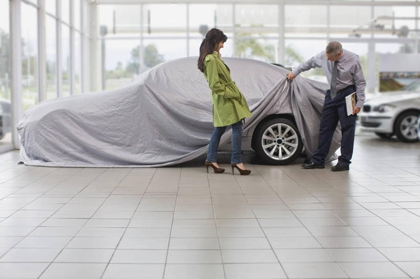 西方人,两个人,店员,商店,站,横图,室内,白天,正面,购物,消费,窗户,落地窗,超市,商场,汽车,欧洲,欧洲人,弯腰,握,阴影,服装,反射,布,材料,档案,文件,影子,纸,领带,拿,拿着,注视,休闲装,顾客,玻璃窗,车,衣服,手稿,资料,交通工具,轿车,观察,看,站着,营业员,休闲,休闲服,握着,遮,遮掩,金融,百货,服饰,观看,布匹,证明,察看,掩盖,遮挡,象征,庄重,关注,载具,文档,身份,选购,贸易,百货公司,遮盖,防水,弯身,血拼,正式,地位,掩饰,销售人员,防潮,主顾,油布,男人,男性,年轻女性,女人,女性,中年男性,白种人,售货员,站立,彩图,全身,购物商场,购物中心,商业中心