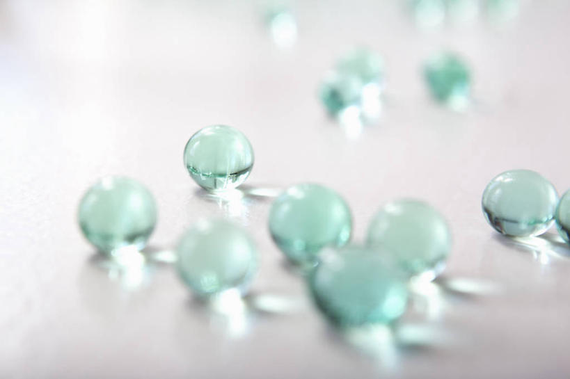 无人,横图,室内,特写,白天,白色背景,正面,游戏,静物,玩具,许多,阴影,朦胧,模糊,反射,影子,玩,娱乐,弹珠,绿色,休闲,益智,摄影,影棚,活动,发泄,消遣,欣赏,智力,弹球,宣泄,美观,玩耍,嬉戏,彩图,影棚拍摄,拍摄