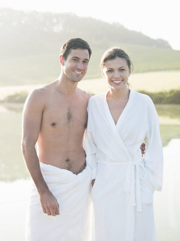 西方人,两个人,抱,笑,微笑,露齿笑,竖图,室外,白天,正面,浴袍,爱情,草地,草坪,湖,湖泊,山,山脉,水,植物,欧洲,欧洲人,阴影,朦胧,模糊,光线,纺织物,影子,浴巾,湖面,山峰,水流,水面,山峦,浪漫,注视,裸露,草,绿色,阳光,毛巾,湖水,群山,观察,看,清洁,温暖,温馨,恩爱,恋人,抱着,观看,保暖,和睦,察看,搂着,双手插袋,关注,裸,手插袋,曝光,透气,防水,双手抄兜,双手放兜,储水,耐磨,吸水,暴光,男人,男性,年轻男性,年轻女性,女人,女性,白种人,情侣,插兜,两手抄兜,两手放兜,搂,搂抱,手插兜,手放口袋,半身,彩图,汤帷子,浴衣,四盏,伴侣,融洽,手抄兜