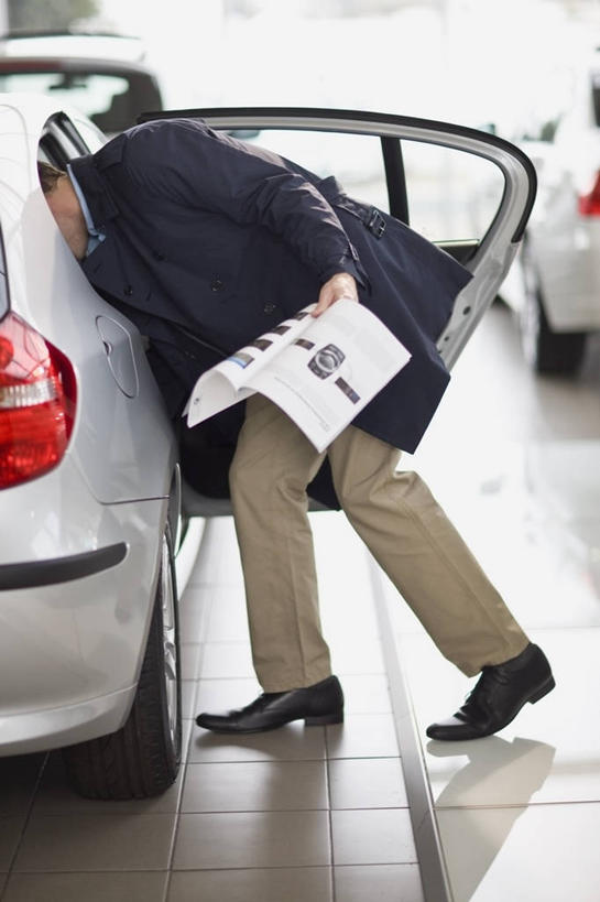 西方人,一个人,站,竖图,室内,白天,侧面,阅读,汽车,欧洲,欧洲人,仅一个男性,仅一个人,仅一个中年男性,一辆,弯腰,握,服装,拿,拿着,休闲装,车,衣服,交通工具,轿车,打开,站着,休闲,休闲服,浏览,握着,遮,遮掩,服饰,册子,掩盖,遮挡,开启,载具,宣传,遮盖,宣传册,弯身,美观,掩饰,男人,男性,中年男性,白种人,站立,半身,彩图