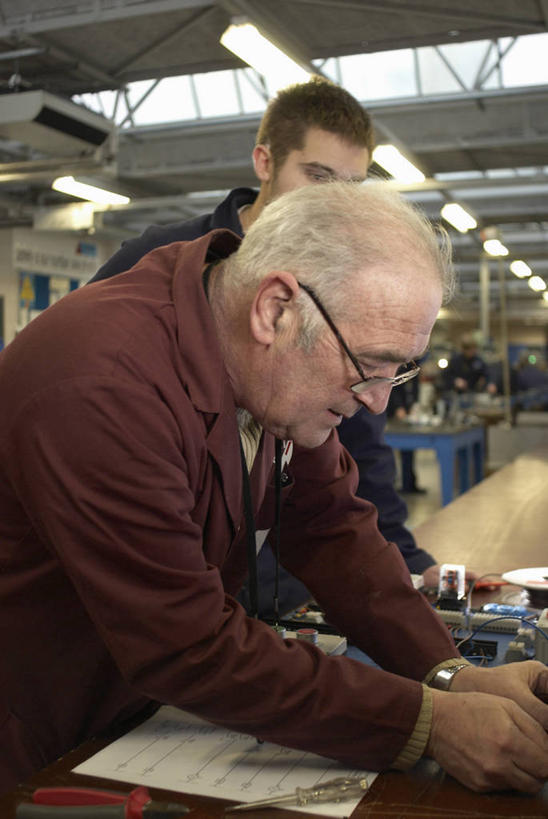 西方人,两个人,伙伴,朋友,工程师,建筑工人,建筑师,站,竖图,室内,白天,正面,工作服,制服,友谊,合作,团队,欧洲,欧洲人,连接,握,组合,电路板,眼镜,拿,拿着,注视,低头,观察,看,站着,战略,握着,观看,电焊,焊接,线路板,印刷电路板,察看,紧固,关注,拼接,拼凑,近视眼镜,焊枪,拼合,凑集,聚合,撮合,牢固,联合,合谋,电弧焊,工作制服,PCB板铝基板,PCB电路板,超薄电路板,超薄线路板,高频板,配合,协作,男人,男性,年轻男性,中年男性,白种人,技师,建筑工,建筑设计师,站立,半身,彩图,工作套服