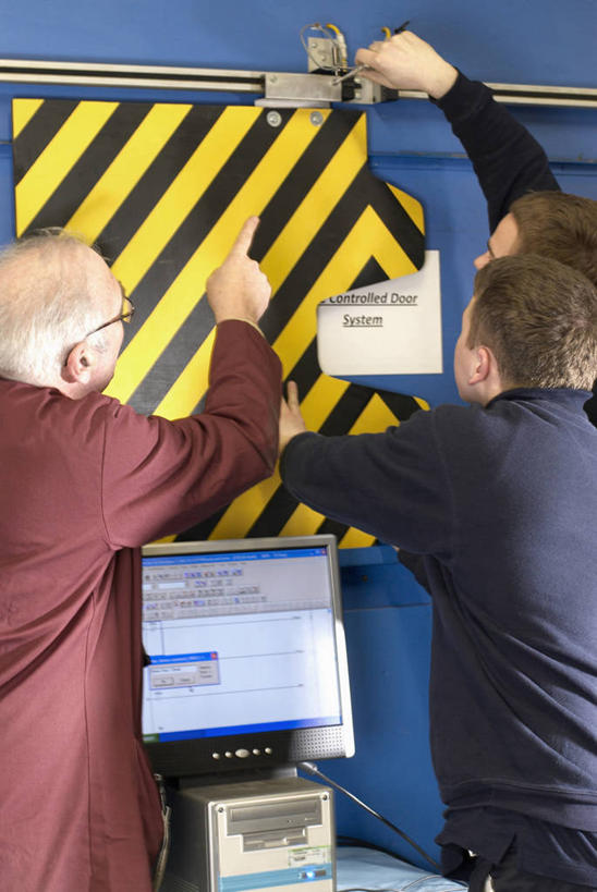 西方人,三个人,伙伴,朋友,教师,站,举,竖图,室内,白天,友谊,电脑,显示器,鼠标,键盘,欧洲,欧洲人,握,服装,网络,摄像机,摄像头,拿,拿着,注视,休闲装,输入设备,通讯设备,背面,衣服,观察,看,托,站着,休闲,同学,休闲服,台式电脑,摄像,握着,摄影,服饰,摄影机,观看,察看,校友,关注,录像,通信设备,输出设备,同窗,学友,友情,老年男性,男人,男性,年轻男性,白种人,讲师,教授,老师,举起,举手,举着,抬头,向上举,向上伸,向上托,仰头,站立,半身,彩图,微型摄像机,针孔摄像头