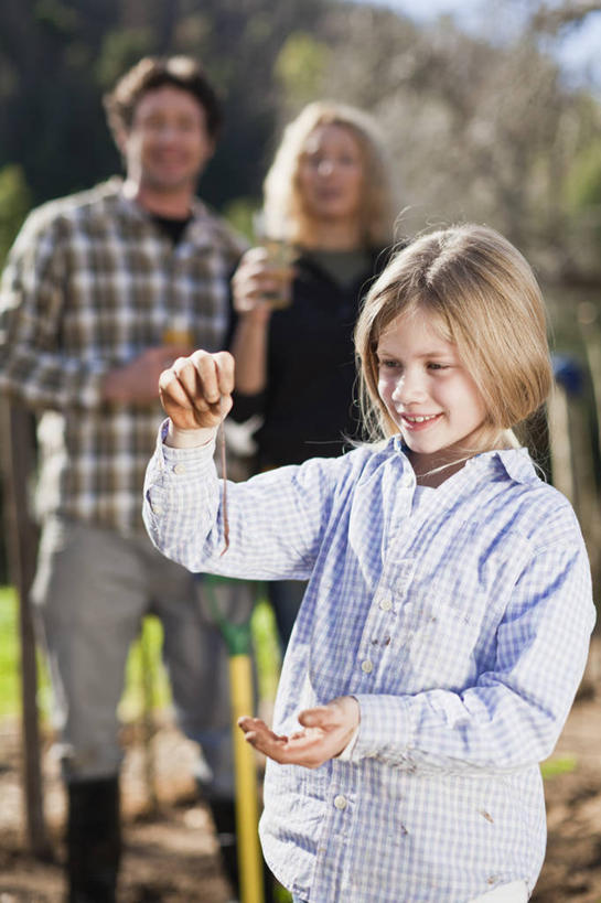 西方人,儿童,中年人,三个人,家庭,夫妻,母亲,父亲,女儿,农田,栏杆,站,笑,微笑,露齿笑,竖图,室外,白天,正面,爱情,纯洁,庄稼,农作物,树林,植物,野生动物,欧洲,欧洲人,握,阴影,服装,朦胧,模糊,光线,昆虫,影子,栅栏,篱笆,围栏,浪漫,拿,拿着,注视,休闲装,护栏,树,树木,小孩,衣服,绿色,阳光,自然,动物,观察,看,站着,休闲,温暖,温馨,父女,母女,三口之家,一家人,休闲服,恩爱,父爱,可爱,母爱,童年,童趣,握着,恋人,服饰,活泼,生长,成长,观看,和睦,察看,关注,蚯蚓,童真,烂漫,无邪,地虫,地龙,坚蚕,蛐蟮,天真,男人,男性,女孩,女人,女性,中年男性,中年女性,白种人,孩子,夫妇,情侣,站立,半身,彩图,耕地,庄稼田,伴侣,融洽,女生