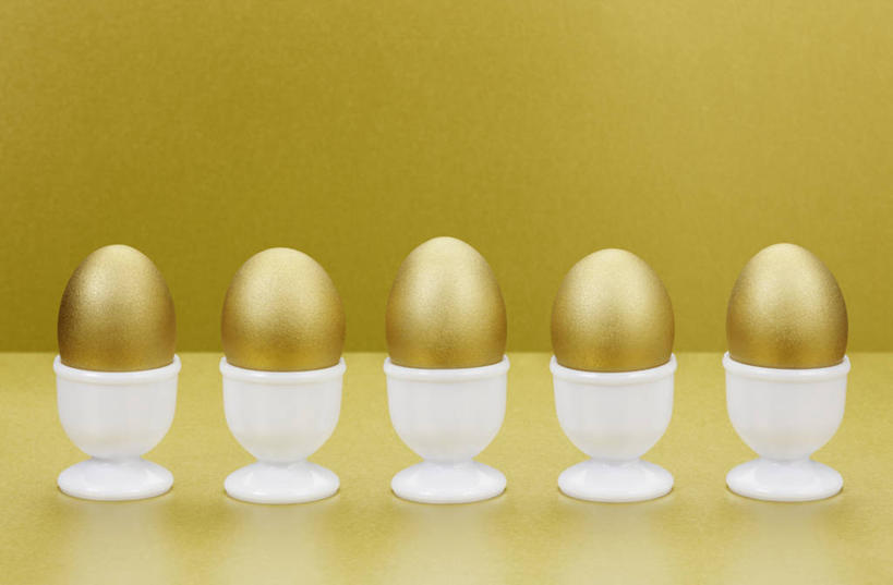 无人,横图,室内,特写,白天,正面,五个,一排,许多,阴影,黄色背景,整齐,反射,影子,蛋,鸡蛋,排列,容器,金色,摄影,影棚,储藏,蛋杯,富贵,储存,队列,金蛋,忠诚,卵,富丽,名誉,荣华,盛蛋器,彩图,影棚拍摄,拍摄,金鸡蛋,贮存