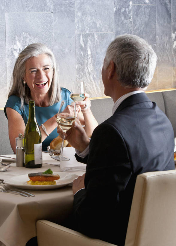 红酒,葡萄酒,西方人,中年人,背部,两个人,家庭,夫妻,坐,笑,微笑,露齿笑,竖图,室内,白天,正面,西装,爱情,餐桌,桌面,桌子,杯子,餐具,欧洲,欧洲人,握,套装,服装,正装,庆祝,昆虫,蚕,布料,碟子,高脚杯,盘,红酒杯,白葡萄酒,酒类,浪漫,拿,布纹,红酒瓶,拿着,注视,休闲装,职业装,玻璃制品,酒,酒瓶,桌布,饮料,衣服,动物,盘子,玻璃瓶,餐巾,酒杯,瓶子,碟,台布,干杯,观察,看,碰杯,休闲,温暖,温馨,一家人,休闲服,恩爱,交际,友好,握着,恋人,服饰,餐台,观看,庆贺,和睦,察看,葡萄酒杯,葡萄酒瓶,关注,礼仪,敬酒,益虫,劝酒,家蚕,蚕宝宝,桑蚕,男人,男性,女人,女性,中年男性,中年女性,白种人,夫妇,情侣,玻璃杯,餐桌布,坐着,半身,彩图,伴侣,融洽