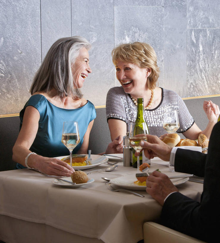 红酒,葡萄酒,西方人,中年人,背部,三个人,家庭,夫妻,伙伴,朋友,坐,笑,微笑,露齿笑,竖图,室内,白天,正面,西装,爱情,友谊,餐桌,桌面,桌子,杯子,餐具,欧洲,欧洲人,握,套装,服装,正装,庆祝,昆虫,蚕,布料,碟子,高脚杯,盘,红酒杯,白葡萄酒,酒类,浪漫,拿,布纹,红酒瓶,拿着,注视,休闲装,职业装,玻璃制品,酒,酒瓶,桌布,饮料,衣服,动物,盘子,玻璃瓶,餐巾,酒杯,瓶子,碟,台布,干杯,观察,看,碰杯,休闲,温暖,温馨,一家人,休闲服,恩爱,交际,友好,握着,恋人,服饰,餐台,观看,庆贺,和睦,察看,葡萄酒杯,葡萄酒瓶,关注,礼仪,敬酒,益虫,劝酒,家蚕,蚕宝宝,桑蚕,友情,男人,男性,女人,女性,中年男性,中年女性,白种人,夫妇,情侣,玻璃杯,餐桌布,坐着,半身,彩图,伴侣,融洽