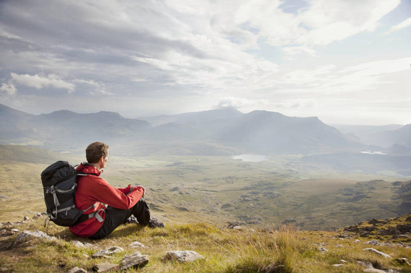 西方人,一个人,公园,坐,横图,室外,白天,侧面,运动服,旅游,度假,草地,草坪,石头,美景,山,山脉,植物,英国,欧洲,欧洲人,仅一个男性,仅一个人,仅一个中年男性,服装,包,石子,景观,山峰,云,云朵,云海,山峦,云层,云彩,旅行包,注视,娱乐,草,衣服,蓝色,绿色,白云,蓝天,天空,自然,背包,群山,天,观察,看,享受,休闲,景色,放松,服饰,晴朗,抱膝,观看,察看,国家公园,衣着,西欧,穿着,关注,自然风光,大不列颠,威尔士,大不列颠及北爱尔兰联合王国,旅游包,衣饰,威尔士公国,格温内思郡,斯诺登山,坎布里亚山脉,雪墩山国家公园,自然景观,男人,男性,中年男性,白种人,石块,晴空,坐着,彩图,全身,大不列颠王国,大英帝国,联合王国,日不落帝国,双肩包,运动装