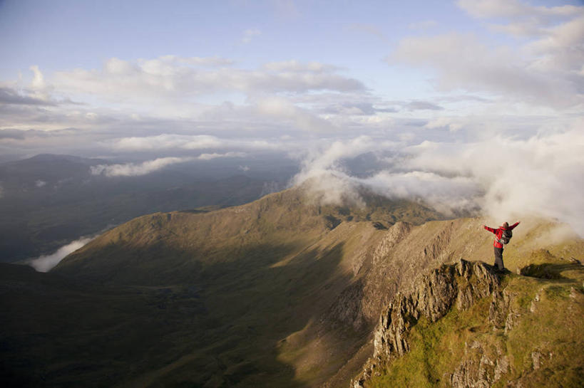 西方人,一个人,公园,站,伸展双臂,横图,俯视,室外,白天,运动服,旅游,度假,草地,草坪,石头,美景,山,山脉,植物,英国,欧洲,欧洲人,仅一个男性,仅一个人,仅一个中年男性,服装,包,石子,景观,山峰,云,云朵,山峦,云彩,旅行包,注视,娱乐,草,衣服,蓝色,绿色,白云,蓝天,天空,自然,背包,群山,天,观察,看,站着,享受,休闲,景色,放松,服饰,晴朗,观看,察看,国家公园,衣着,西欧,穿着,关注,自然风光,大不列颠,威尔士,大不列颠及北爱尔兰联合王国,旅游包,衣饰,威尔士公国,格温内思郡,斯诺登山,坎布里亚山脉,雪墩山国家公园,男人,男性,中年男性,白种人,石块,晴空,敞开双臂,伸开双臂,展开双肩,站立,张开手臂,张开双臂,彩图,高角度拍摄,全身,大不列颠王国,大英帝国,联合王国,日不落帝国,双肩包,运动装