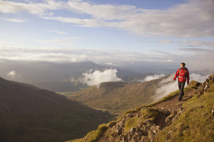 西方人,一个人,公园,走,横图,俯视,室外,白天,运动服,旅游,度假,草地,草坪,美景,山,山脉,植物,英国,欧洲,欧洲人,仅一个男性,仅一个人,仅一个中年男性,阴影,服装,光线,包,影子,景观,山峰,云,云朵,山峦,云彩,旅行包,扭头,注视,娱乐,草,衣服,蓝色,绿色,白云,蓝天,天空,阳光,自然,背包,群山,天,观察,看,转头,享受,休闲,景色,放松,服饰,晴朗,观看,察看,国家公园,衣着,西欧,穿着,关注,自然风光,大不列颠,威尔士,大不列颠及北爱尔兰联合王国,旅游包,衣饰,威尔士公国,格温内思郡,斯诺登山,坎布里亚山脉,雪墩山国家公园,男人,男性,中年男性,白种人,晴空,步行,散步,走路,彩图,高角度拍摄,全身,大不列颠王国,大英帝国,联合王国,日不落帝国,双肩包,运动装