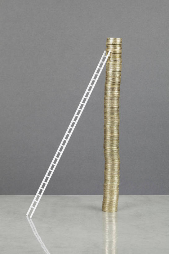 无人,攀登,竖图,室内,特写,白天,正面,钱,静物,一排,许多,阴影,灰色背景,整齐,反射,钱币,梯子,影子,阶梯,木梯,排列,金色,爬,金融,摄影,影棚,经济,上升,堆,队列,流通,贸易,登高,货币,现金,硬币,攀爬,彩图,影棚拍摄,拍摄