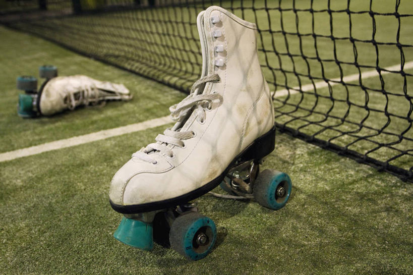 无人,横图,室外,特写,白天,正面,滚轴溜冰,一双,阴影,朦胧,模糊,光线,影子,球场,网球场,球网,旱冰鞋,溜冰鞋,场地,阳光,轮滑鞋,滑冰鞋,单排轮滑,网球球网,溜冰,轮滑,彩图,网球场地,草地球场