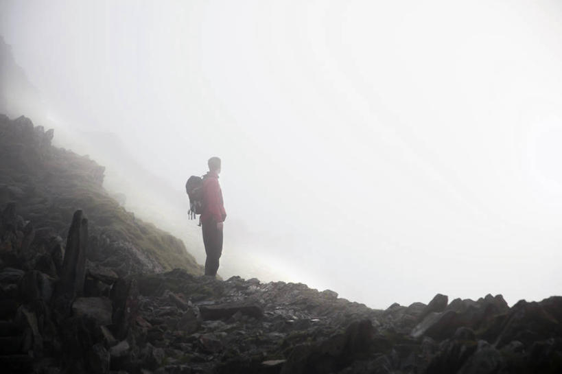 西方人,一个人,公园,站,横图,室外,白天,侧面,运动服,旅游,度假,美景,英国,欧洲,欧洲人,仅一个男性,仅一个人,仅一个中年男性,阴影,服装,朦胧,模糊,光线,包,影子,景观,背光,旅行包,娱乐,衣服,阳光,自然,背包,站着,享受,休闲,景色,放松,服饰,国家公园,衣着,西欧,穿着,自然风光,大不列颠,威尔士,逆光,大不列颠及北爱尔兰联合王国,旅游包,衣饰,威尔士公国,格温内思郡,斯诺登山,坎布里亚山脉,雪墩山国家公园,男人,男性,中年男性,白种人,站立,彩图,全身,大不列颠王国,大英帝国,联合王国,日不落帝国,双肩包,运动装