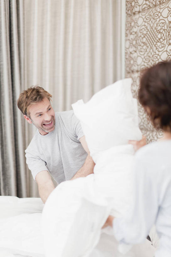 西方人,中年人,背部,两个人,家庭,夫妻,跪,笑,微笑,露齿笑,竖图,室内,白天,正面,爱情,游戏,窗帘,床,靠垫,卧室,欧洲,欧洲人,握,服装,朦胧,模糊,装饰,双人床,床单,靠枕,浪漫,拿,玩,拿着,注视,休闲装,娱乐,被子,衣服,帘子,垫子,枕头,观察,看,休闲,温暖,温馨,一家人,休闲服,遮阳,恩爱,解压,握着,恋人,服饰,观看,活动,华丽,修饰,点缀,和睦,察看,被单,发泄,关注,消遣,智力,缓解,宣泄,衬托,美观,雅致,雅观,男人,男性,女人,女性,中年男性,中年女性,白种人,夫妇,情侣,跪着,玩耍,嬉戏,半身,彩图,睡房,卧房,枕头大战,伴侣,融洽