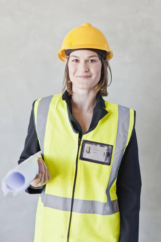 西方人,一个人,工程师,建筑工人,建筑师,站,笑,微笑,竖图,室外,白天,正面,工作服,制服,帽子,欧洲,欧洲人,仅一个年轻女性,仅一个女性,仅一个人,握,阴影,灰色背景,反射,头盔,图纸,影子,设计图,注视,工人,黄色,安全帽,观察,看,站着,握着,摄影,影棚,观看,察看,关注,工程图,草图,蓝图,一顶,工作制服,年轻女性,女人,女性,白种人,设计,技师,建筑工,建筑设计师,站立,半身,彩图,影棚拍摄,工作套服,拍摄,安全服,反光背心,反光服,反光衣