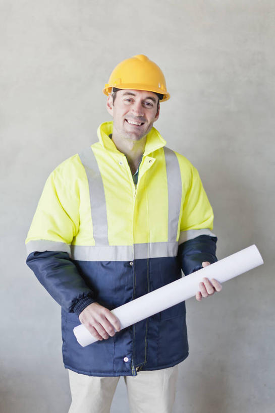 西方人,一个人,工程师,建筑工人,建筑师,站,笑,微笑,露齿笑,竖图,室外,白天,正面,工作服,制服,帽子,欧洲,欧洲人,仅一个男性,仅一个人,仅一个中年男性,握,阴影,灰色背景,反射,头盔,图纸,影子,设计图,注视,工人,黄色,安全帽,观察,看,站着,握着,摄影,影棚,观看,察看,关注,工程图,草图,蓝图,一顶,工作制服,男人,男性,中年男性,白种人,设计,技师,建筑工,建筑设计师,站立,半身,彩图,影棚拍摄,工作套服,拍摄,安全服,反光背心,反光服,反光衣