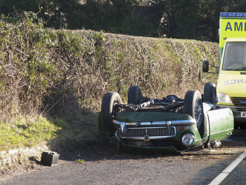 无人,横图,室外,白天,正面,旅游,度假,美景,树林,植物,道路,卡车,路,公路,汽车,英国,欧洲,阴影,光线,影子,墙,景观,分界线,停车线,交通,娱乐,墙壁,墙面,车,树,树木,绿色,阳光,自然,交通工具,轿车,享受,休闲,景色,放松,生长,成长,车行道,车行道分界线,西欧,灾难,自然风光,载具,标线,大不列颠,车祸,车行线,大不列颠及北爱尔兰联合王国,劫难,磨难,灾祸,马路,彩图,大不列颠王国,大英帝国,联合王国,日不落帝国,灾害