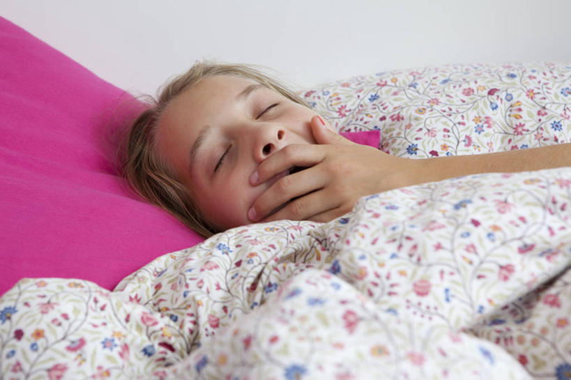 西方人,儿童,一个人,躺,闭眼,横图,室内,白天,正面,纯洁,床,靠垫,卧室,欧洲,欧洲人,仅一个女性,仅一个人,阴影,反射,影子,墙,床单,靠枕,被子,墙壁,墙面,小孩,紫色,白色,垫子,枕头,仅一个小孩,可爱,童年,童趣,遮,遮掩,单人床,掩盖,被单,遮挡,童真,烂漫,无邪,遮盖,掩饰,呵欠,卧着,天真,女孩,女人,女性,白种人,孩子,闭眼睛,闭着眼,闭着眼睛,躺着,卧,半身,彩图,睡房,卧房,女生