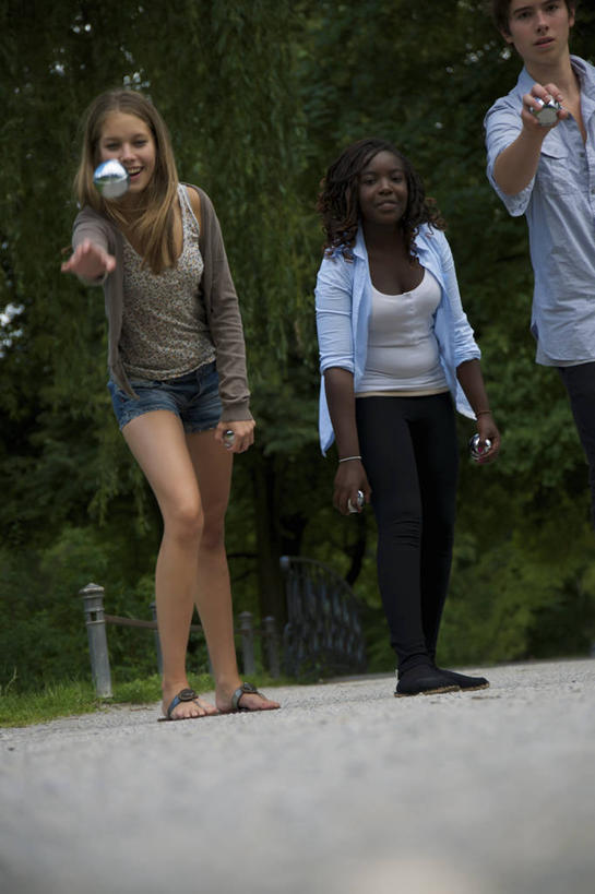 西方人,三个人,伙伴,朋友,站,投,笑,微笑,露齿笑,竖图,室外,白天,正面,锻炼,友谊,运动,保龄球,植物,道路,路,欧洲,非洲,黑人,欧洲人,握,阴影,服装,朦胧,模糊,光线,影子,小路,交通,速度,拿,拿着,注视,休闲装,娱乐,运动器械,球,树,树木,衣服,绿色,阳光,自然,观察,看,站着,休闲,休闲服,健身器械,力量,平衡,握着,服饰,生长,成长,观看,技巧,协调,察看,关注,健身器材,灵敏,柔韧,趣味,耐力,抗争,指孔,体育,友情,地滚球,男人,男性,年轻男性,年轻女性,女人,女性,白种人,非洲人,抛,扔,撒,站立,掷,半身,彩图,健身,草地保龄球,运动器材