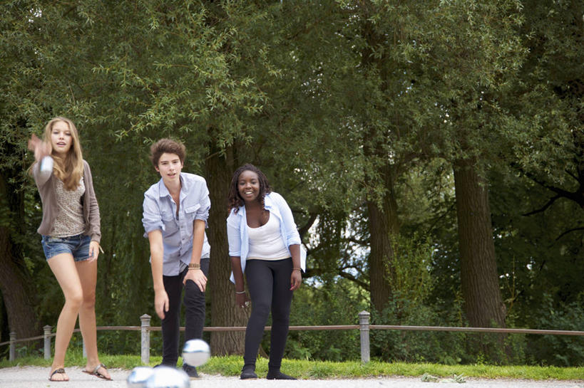 西方人,三个人,伙伴,朋友,站,投,笑,微笑,露齿笑,横图,室外,白天,正面,锻炼,友谊,运动,保龄球,植物,道路,路,欧洲,非洲,黑人,欧洲人,握,阴影,服装,朦胧,模糊,光线,影子,小路,交通,速度,拿,拿着,注视,休闲装,娱乐,运动器械,球,树,树木,衣服,绿色,阳光,自然,观察,看,站着,休闲,休闲服,健身器械,力量,平衡,握着,服饰,生长,成长,观看,技巧,协调,察看,关注,健身器材,灵敏,柔韧,趣味,耐力,抗争,指孔,体育,友情,地滚球,男人,男性,年轻男性,年轻女性,女人,女性,白种人,非洲人,抛,扔,撒,站立,掷,彩图,全身,健身,草地保龄球,运动器材