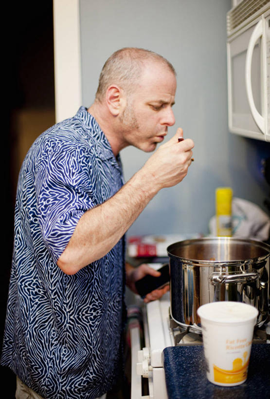 西方人,一个人,坐,闭眼,竖图,室内,白天,侧面,烹饪,厨房,杯子,厨具,欧洲,欧洲人,仅一个男性,仅一个人,仅一个中年男性,喝,握,服装,罐子,勺子,拿,拿着,休闲装,玻璃制品,衣服,玻璃瓶,瓶子,纸制品,调羹,汤匙,休闲,休闲服,握着,服饰,纸杯,电磁炉,一次性杯子,烹饪用具,男人,男性,中年男性,白种人,烹调用具,闭眼睛,闭着眼,闭着眼睛,烹调,坐着,半身,彩图,灶间,电磁灶,火锅炉